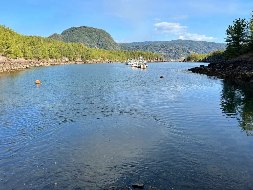 海の中から湧き出る温泉。この雄大なパノラマはまさに非日常的な光景です