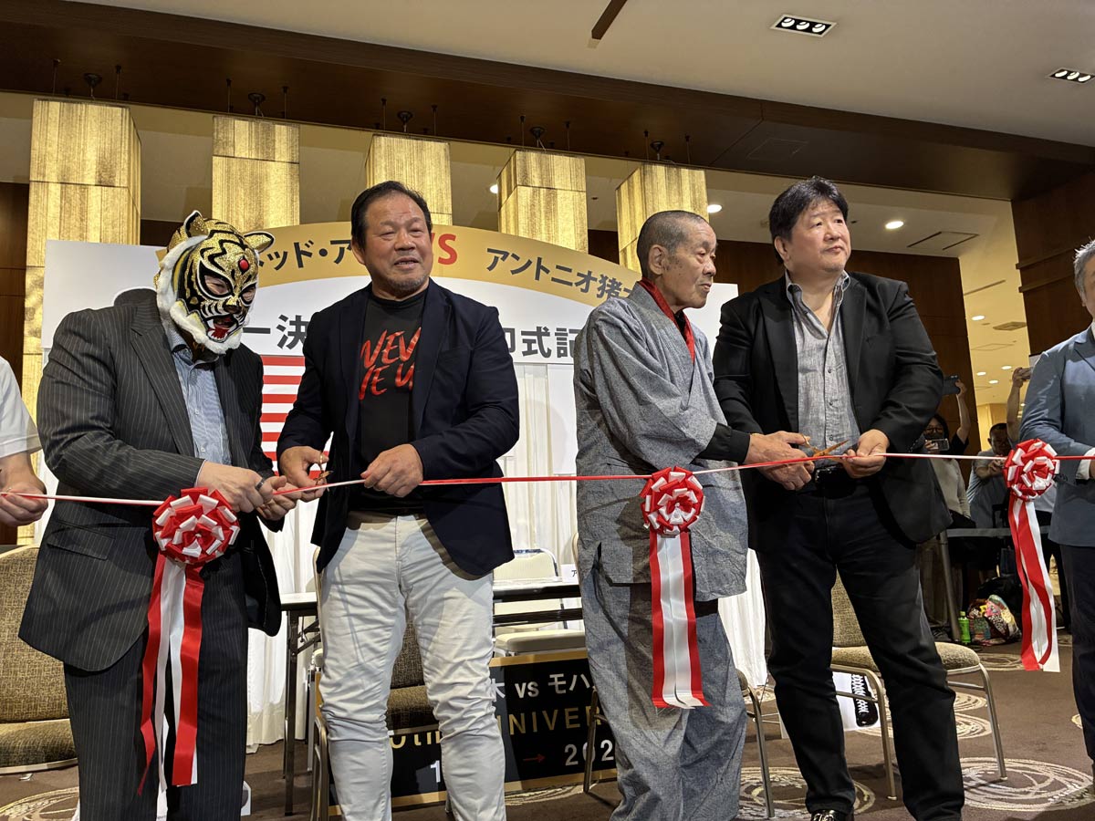 テープカットを行う(左から)初代タイガーマスク、藤波辰爾、藤原喜明、前田日明氏