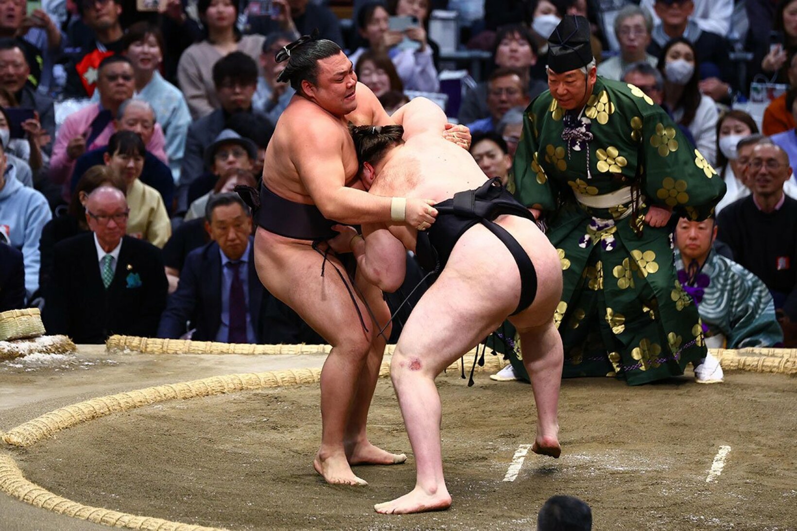 Ｖを争う霧島(左)から白星をもぎ取った安青錦