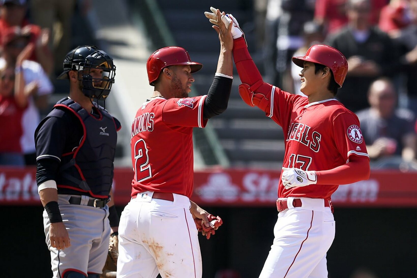 エンゼルス時代、大谷翔平(右)とハイタッチするシモンズ（2018年＝ロイター）