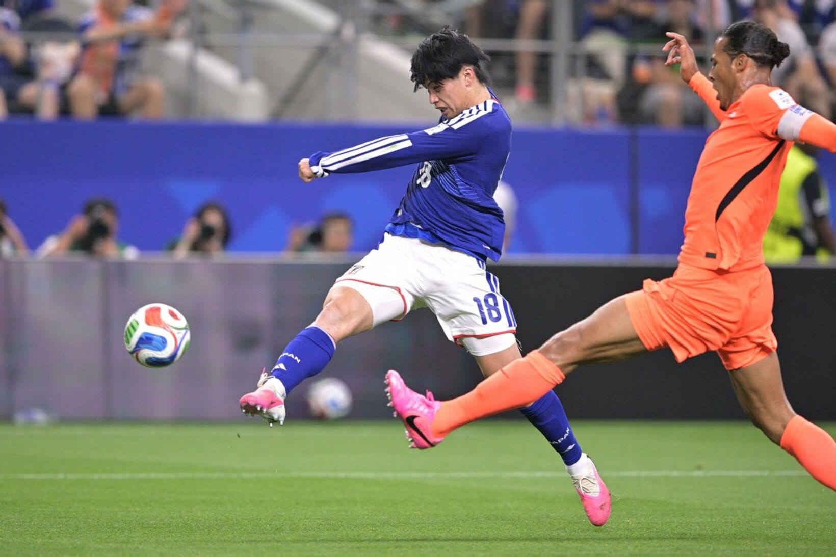 オランダ戦で果敢にゴールを狙う上田