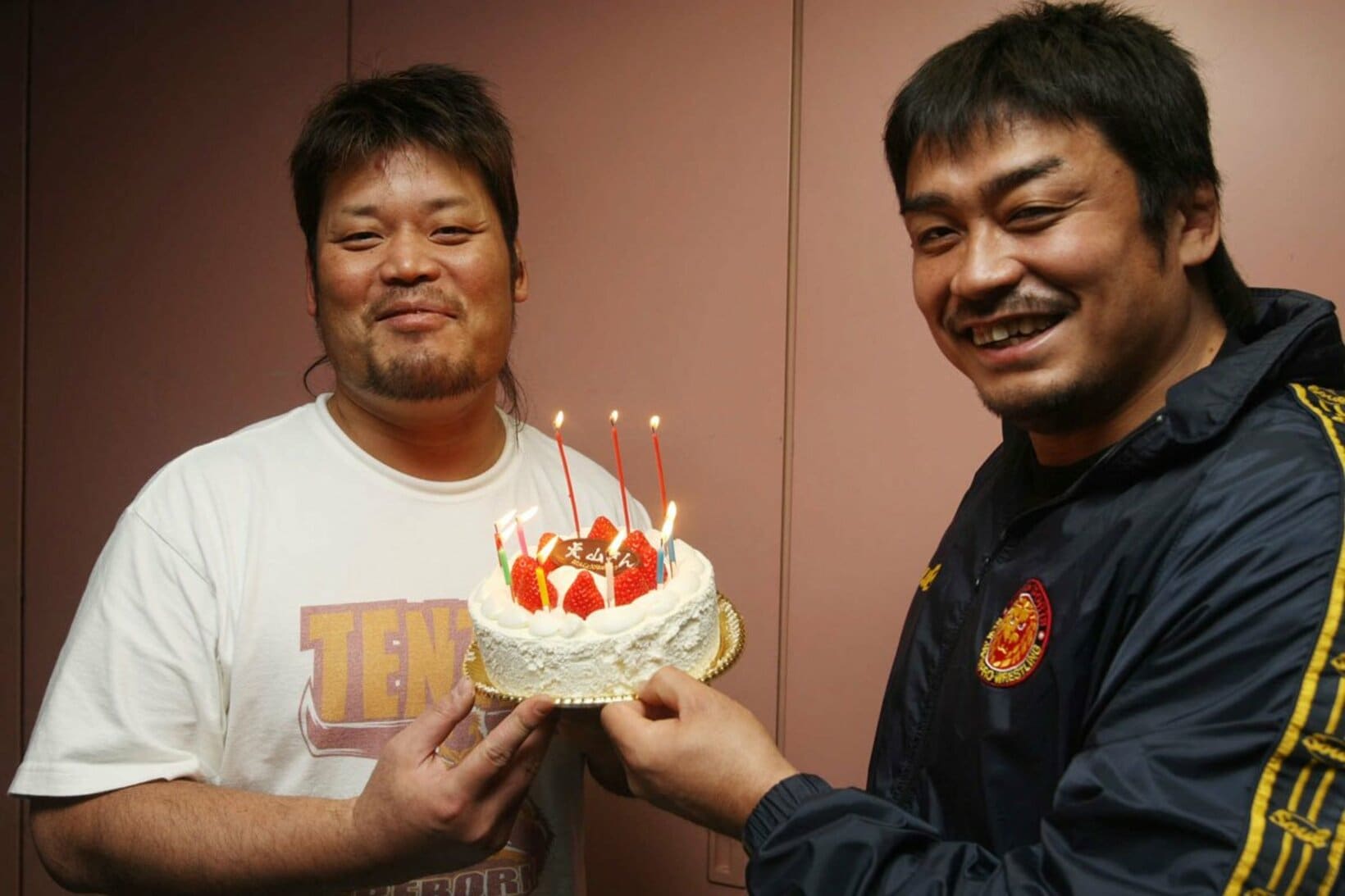 天山広吉(左)の誕生日をケーキで祝う飯塚高史（2008年）.