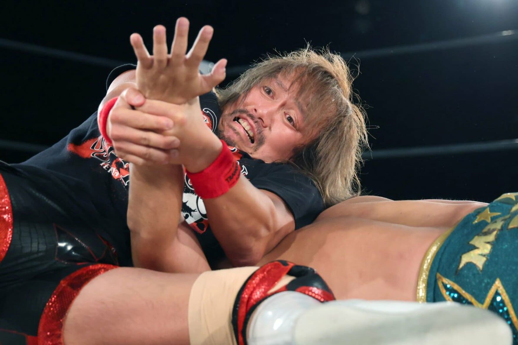 前GHC王者の稲村愛輝(奥)とタッグで初対決した内藤哲也
