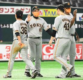 中川を迎える原辰徳監督