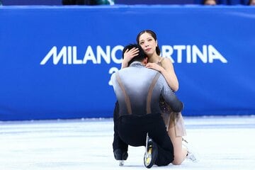 木原を抱き寄せる三浦