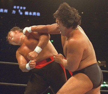 橋本（左）にパンチを叩き込む長州（２００１年１月、東京ドーム）