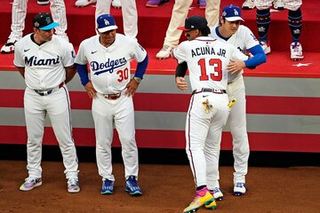 大谷翔平(奥)とハグするアクーニャ(ロイター)