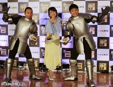  「千鳥」の大悟（左）、ノブ（右）と中村静香