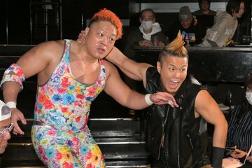 河上（左）を場外で攻めるブラスナックルＪＵＮ