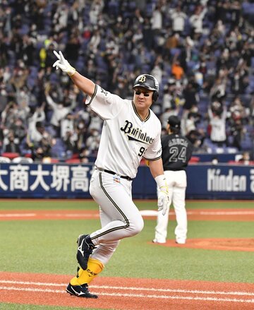 ６回、先制２ランを放つ杉本（東スポWeb）