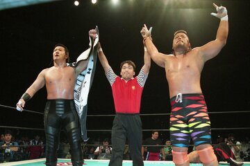 １９９５年のＳＧタッグリーグを制した蝶野正洋（左）と天山広吉