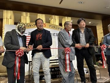 テープカットを行う（左から）初代タイガーマスク、藤波辰爾、藤原喜明、前田日明氏