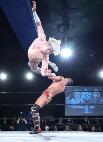 土井成樹(奥)にドロップキックを放つ清宮海斗