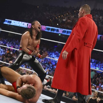  ルドヴィグ・カイザー（手前）を下し、IC王者グンターを「カモーン！」と挑発する中邑真輔(©2022 WWE, Inc. All Rights Reserved.)