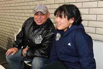 昨年末の天皇杯で、娘・眞妃琉(右)の試合を観戦に訪れた藤田和之