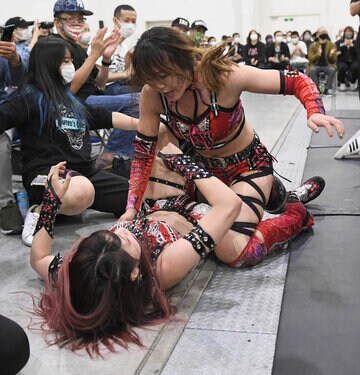  場外でやりあう朱里(上)と林下詩美(東スポWeb)