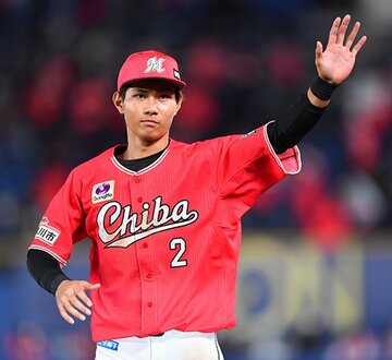  ２本連続で先頭打者弾を放った藤原は手を上げてファンの声援に応えた