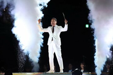 開幕宣言する渡辺謙