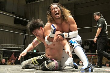 粘る吉田和正(左)を攻め続けたストロングヘビー級王者・大門寺崇