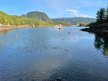 海の中から湧き出る温泉。この雄大なパノラマはまさに非日常的な光景です