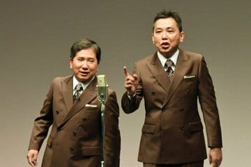 漫才を披露する爆笑問題の田中裕二と太田光（右）