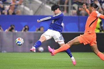 オランダ戦で果敢にゴールを狙う上田