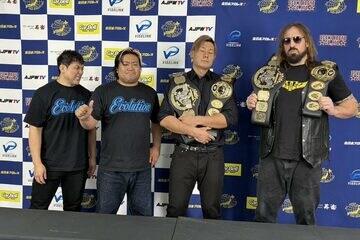 （左から）鈴木秀樹、諏訪魔、綾部蓮、タロース