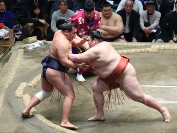 熱海富士に押し出しで敗れた豊昇龍