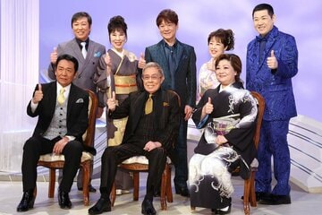 北島ファミリーの一員だった松原のぶえさん（前列右＝2023年）
