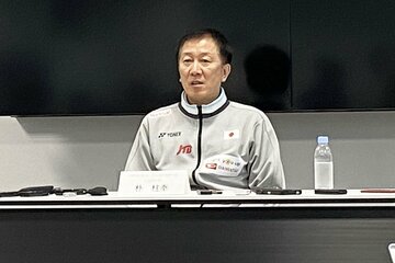 会見を行った日本代表の朴柱奉ヘッドコーチ