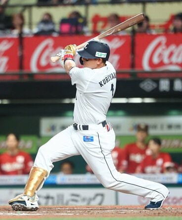 引退試合の8回二死、センター前ヒットを放った西武・栗山巧