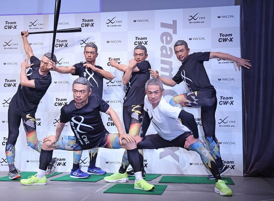 〝リアルすぎる〟マネキンとポーズを決めるイチロー氏（前列右）