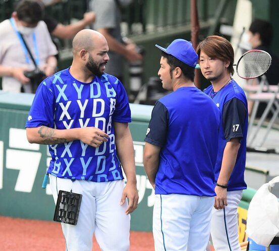  険しい表情のエスコバー（左）