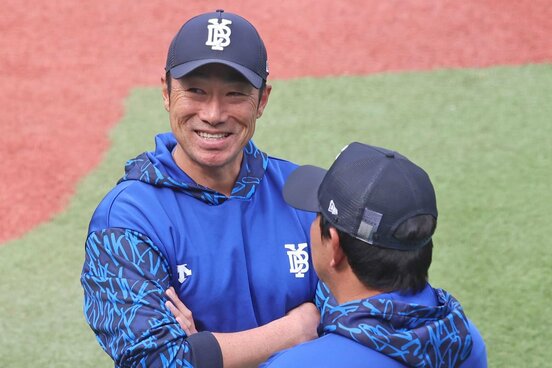 いつも通りの様子で鈴木打撃コーチ(右)と談笑するDeNA・相川監督