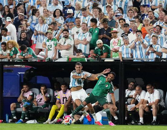 競り合うアルゼンチンとアルジェリアの選手(ロイター)
