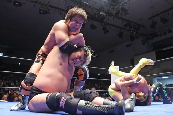 諏訪魔を攻める小島聡