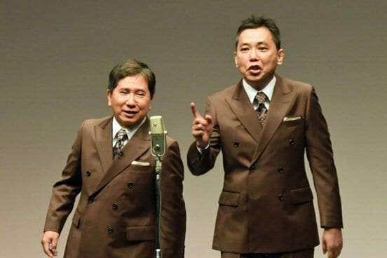 漫才を披露する爆笑問題の田中裕二と太田光(右)