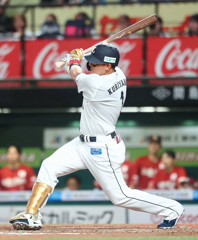 引退試合の８回二死、センター前ヒットを放った西武・栗山巧