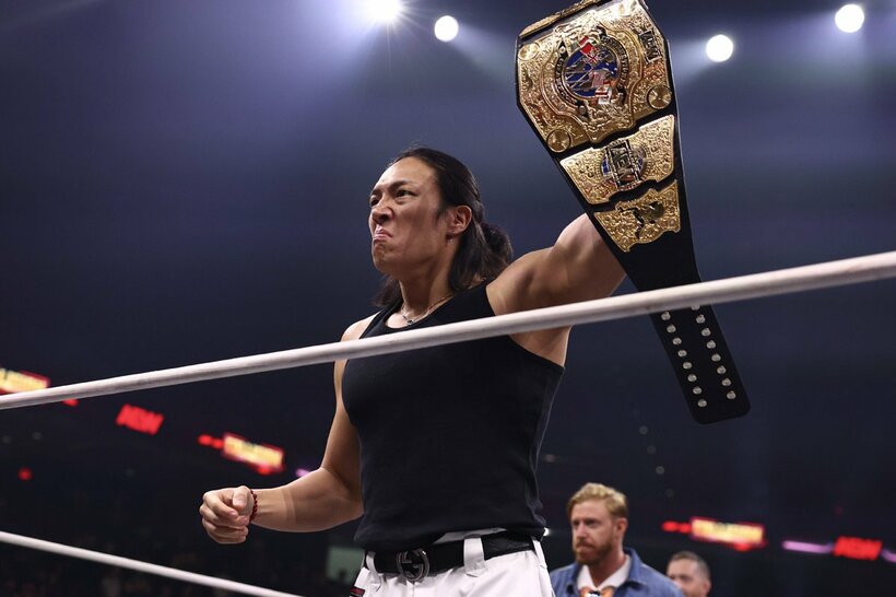 ベルトを掲げる竹下幸之介©All Elite Wrestling