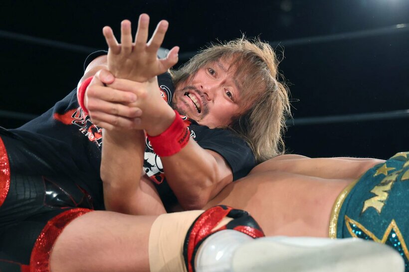 前GHC王者の稲村愛輝(奥)とタッグで初対決した内藤哲也