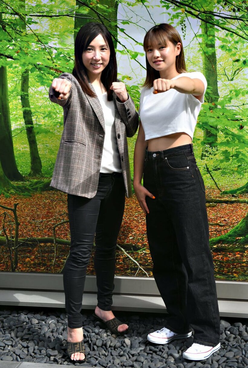  風香〝プロデューサー〟（左）とポーズをとるＫｉｈｏ（東スポWeb）