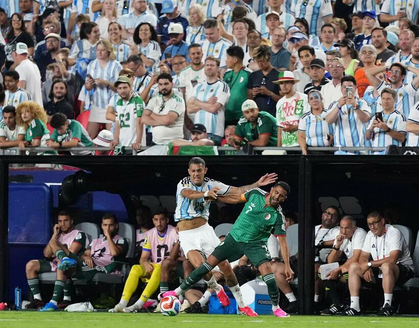 競り合うアルゼンチンとアルジェリアの選手（ロイター）