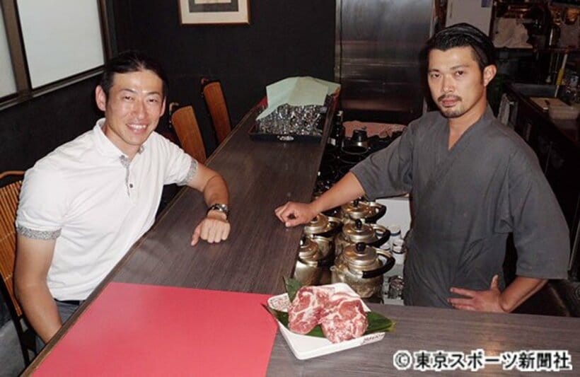  自慢のブランド豚を前に笑顔の菊地さん。右はビジネスパートナーの近藤さん