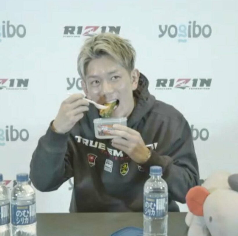  会見中にピーマン肉詰めを食べる皇治