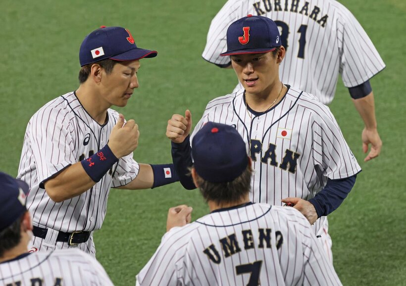  降板し、ナインに労われる山本（右から２人目）