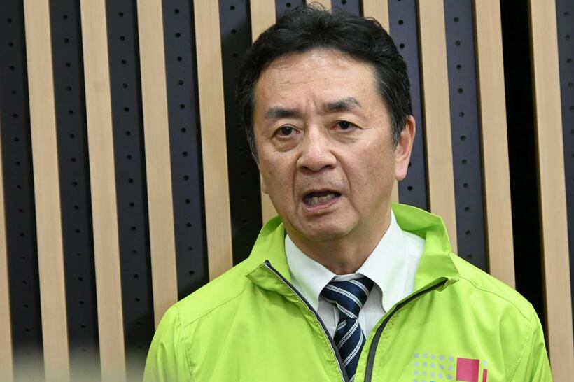 タウンミーティング後、取材に応じた竹下幹事長