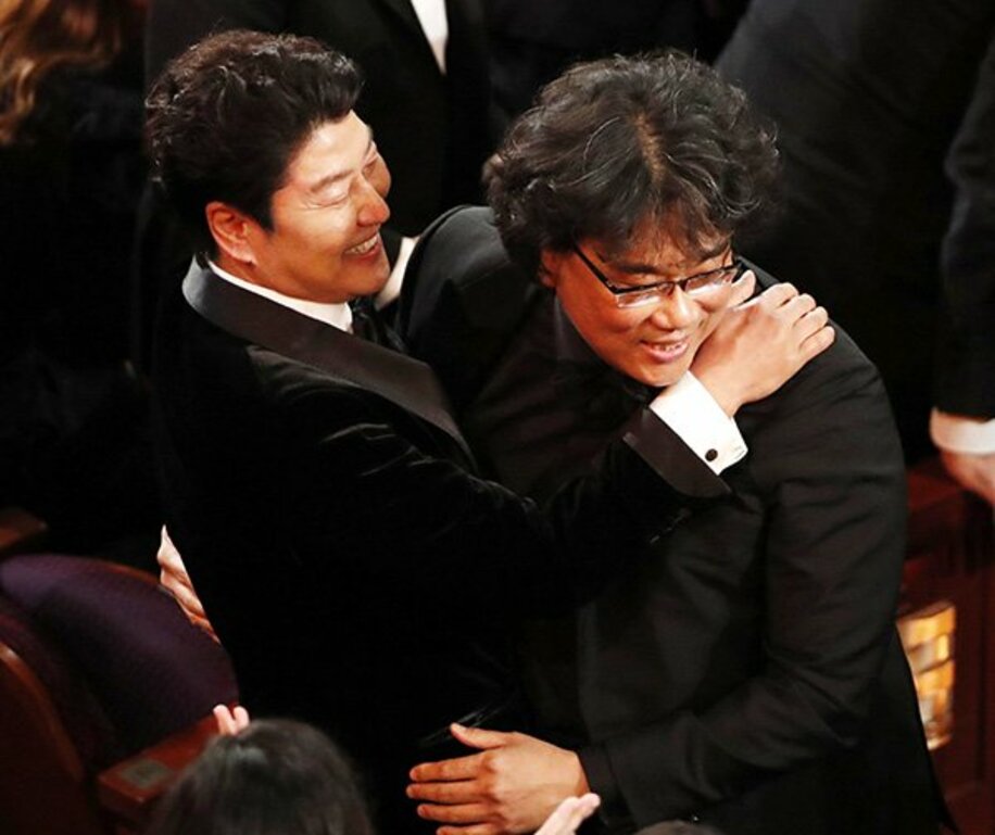  作品賞に輝き主演のソン・ガンホ（左）と抱き合って喜ぶポン・ジュノ監督（ロイター）