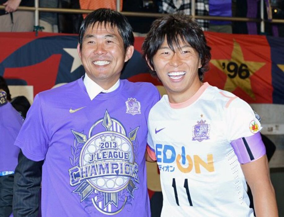  １３年にリーグ連覇を果たした広島時代の佐藤（右）と森保監督