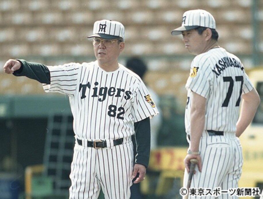  阪神時代の野村監督（左）と柏原コーチ