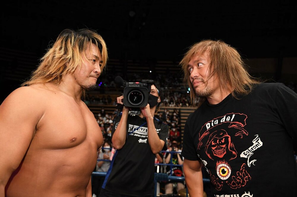 睨み合う棚橋弘至(左)と内藤哲也(右、22年7月)